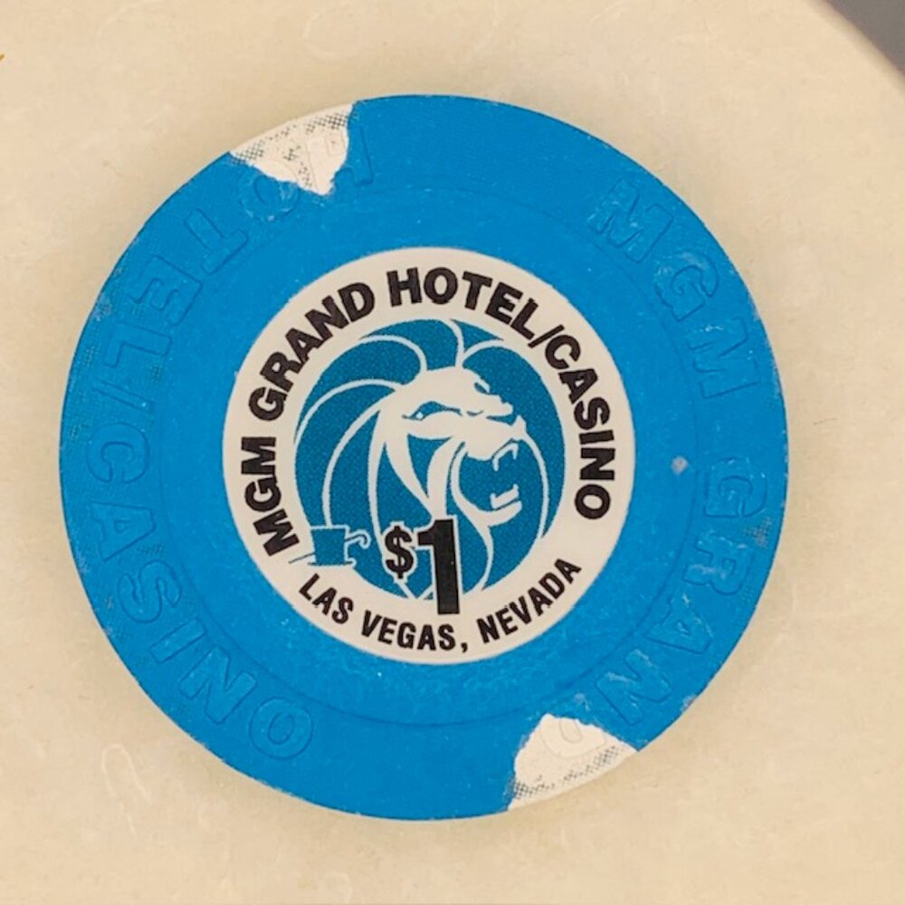 MGM GRAND Casino Chip Las Vegas $1 Lucky Gift Charm Coin Card Protector Gamble